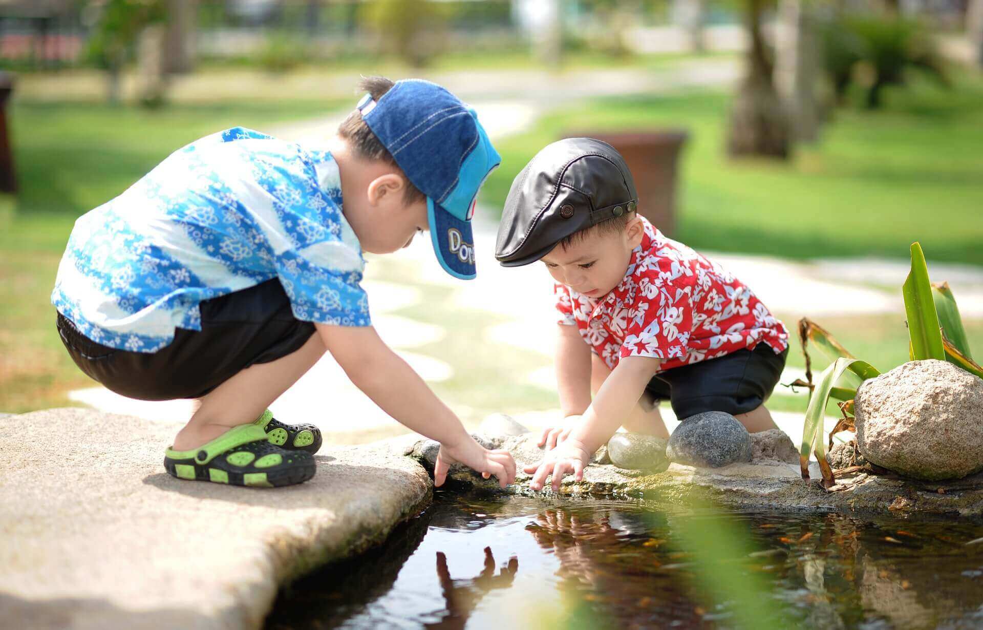 水遊びをする子ども達